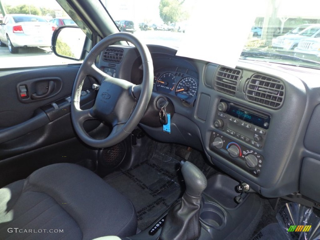 2005 Chevrolet Blazer LS Medium Gray Dashboard Photo #76860219