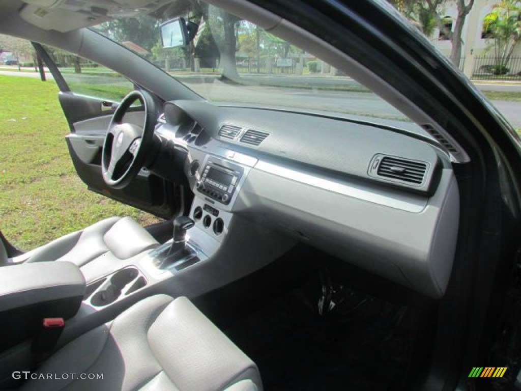 2009 Volkswagen Passat Komfort Sedan Classic Grey Dashboard Photo #76862364