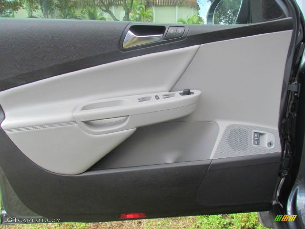2009 Volkswagen Passat Komfort Sedan Classic Grey Door Panel Photo #76862391