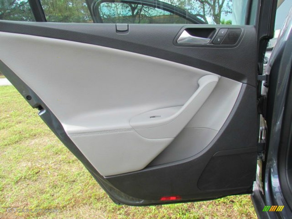 2009 Volkswagen Passat Komfort Sedan Classic Grey Door Panel Photo #76862400
