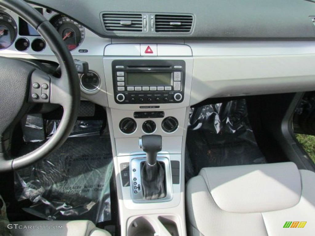 2009 Volkswagen Passat Komfort Sedan Controls Photo #76862523