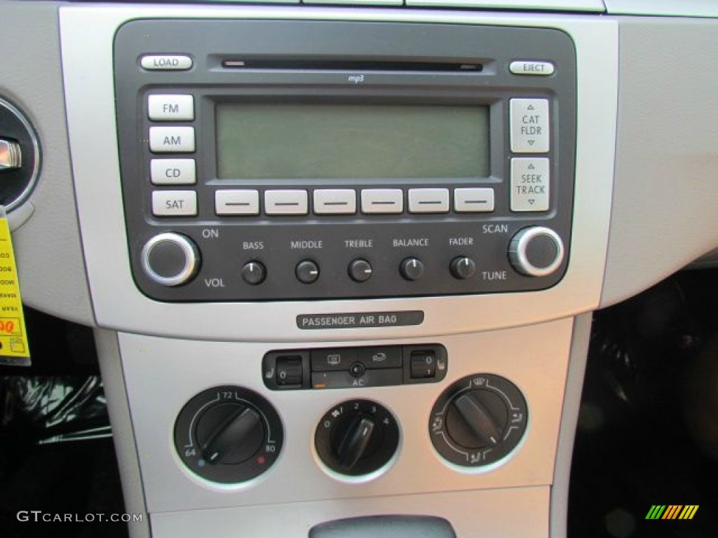 2009 Volkswagen Passat Komfort Sedan Audio System Photo #76862532