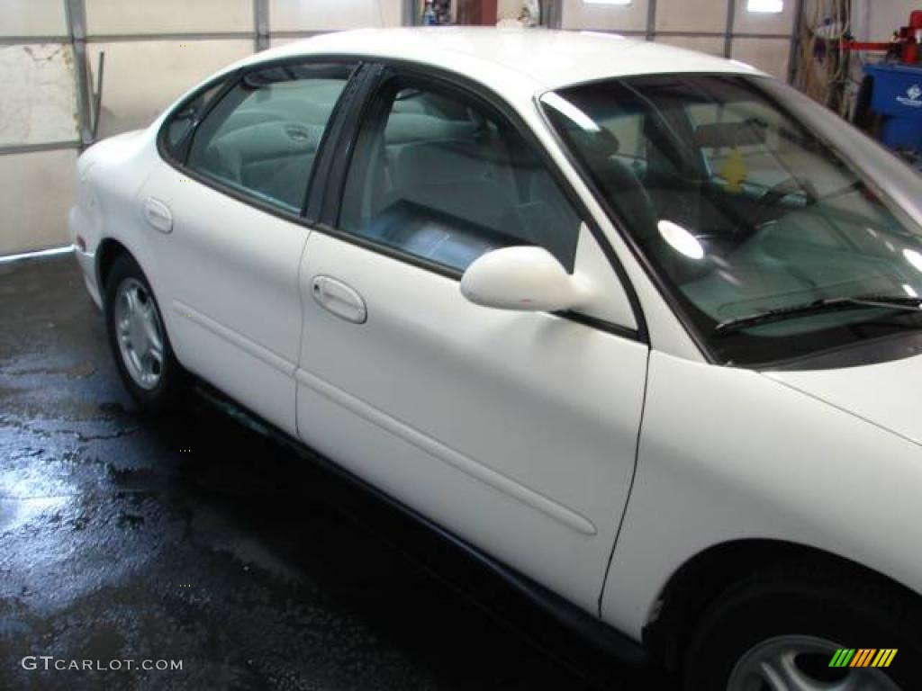 1996 Taurus GL - Vibrant White / Graphite photo #12