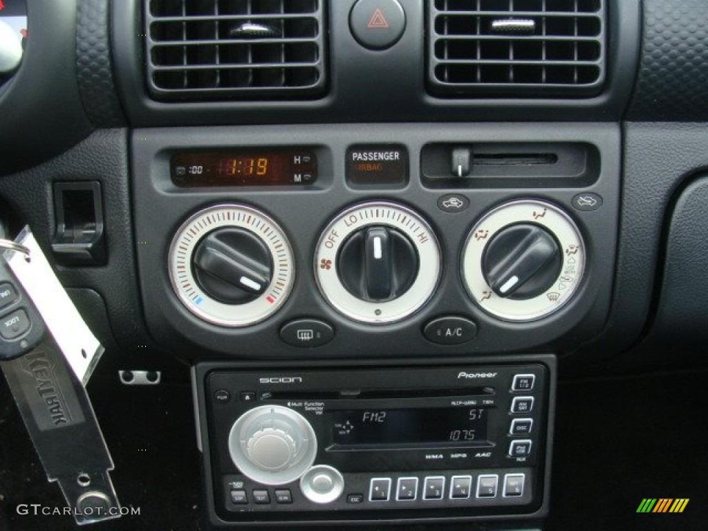 2004 Toyota MR2 Spyder Roadster Controls Photos
