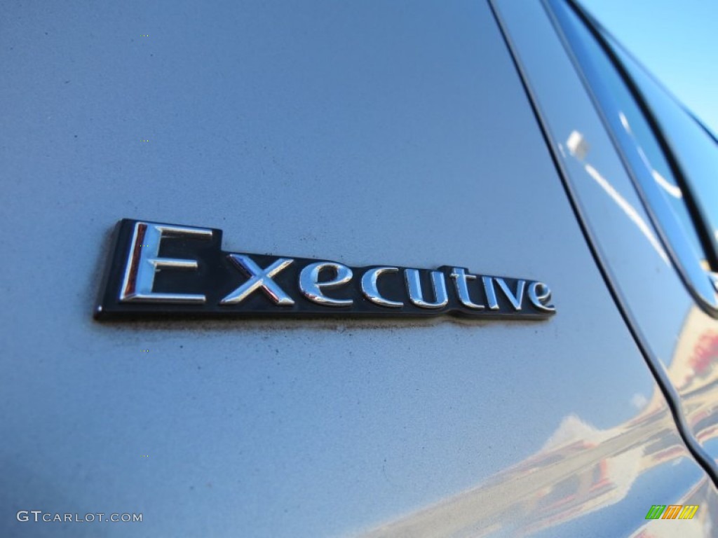 2003 Lincoln Town Car Executive Marks and Logos Photos