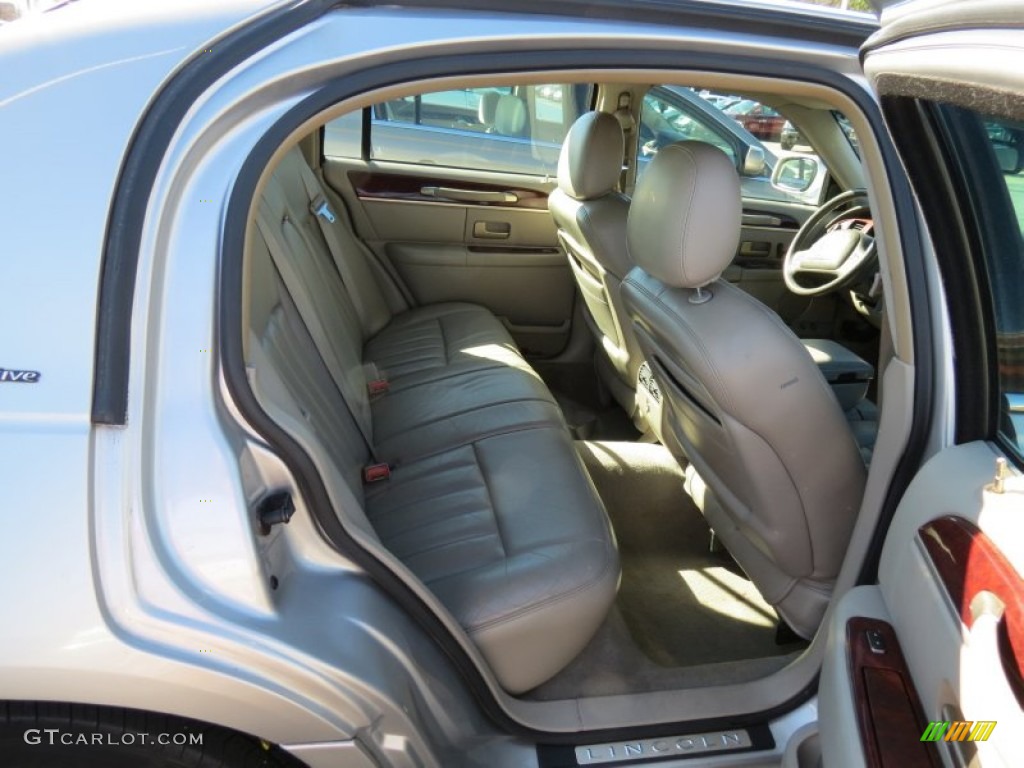 2003 Lincoln Town Car Executive Rear Seat Photo #76879742