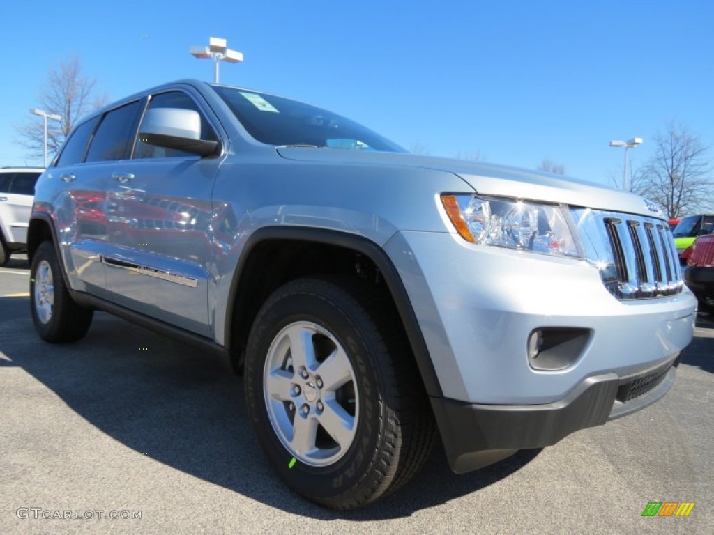 2013 Grand Cherokee Laredo - Winter Chill Pearl / Black photo #4