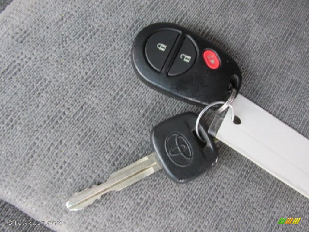 2005 Toyota Sienna CE Keys Photos