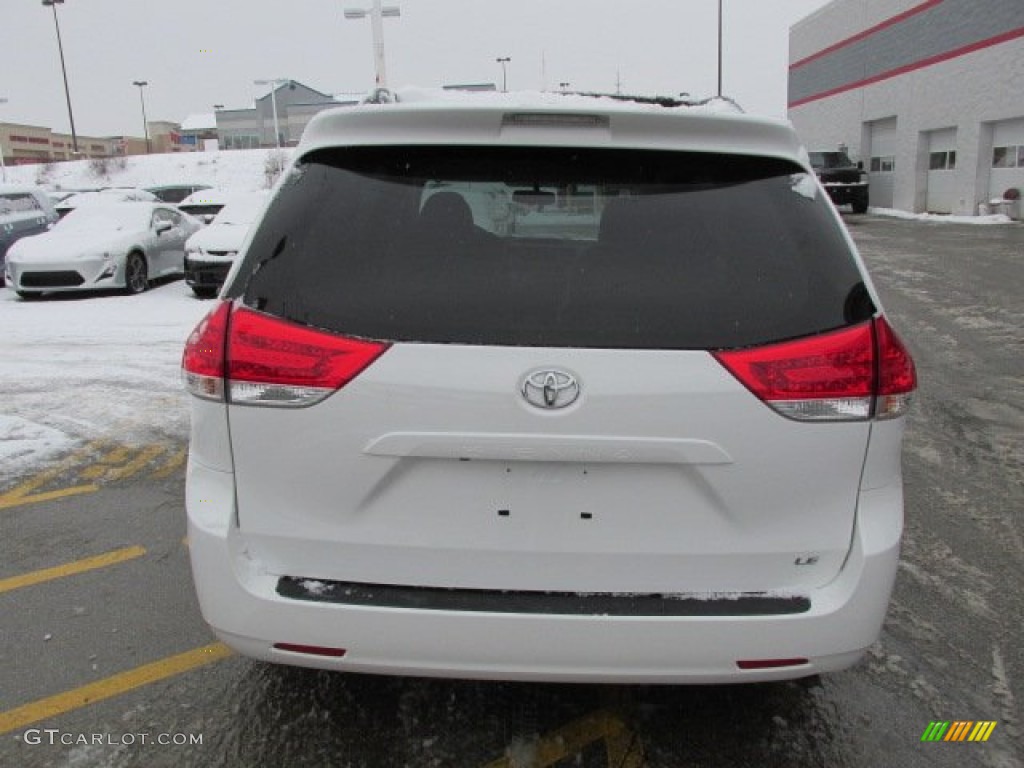 2011 Sienna LE - Super White / Light Gray photo #4