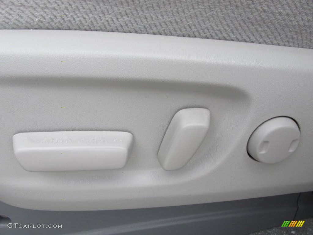 2011 Sienna LE - Super White / Light Gray photo #12