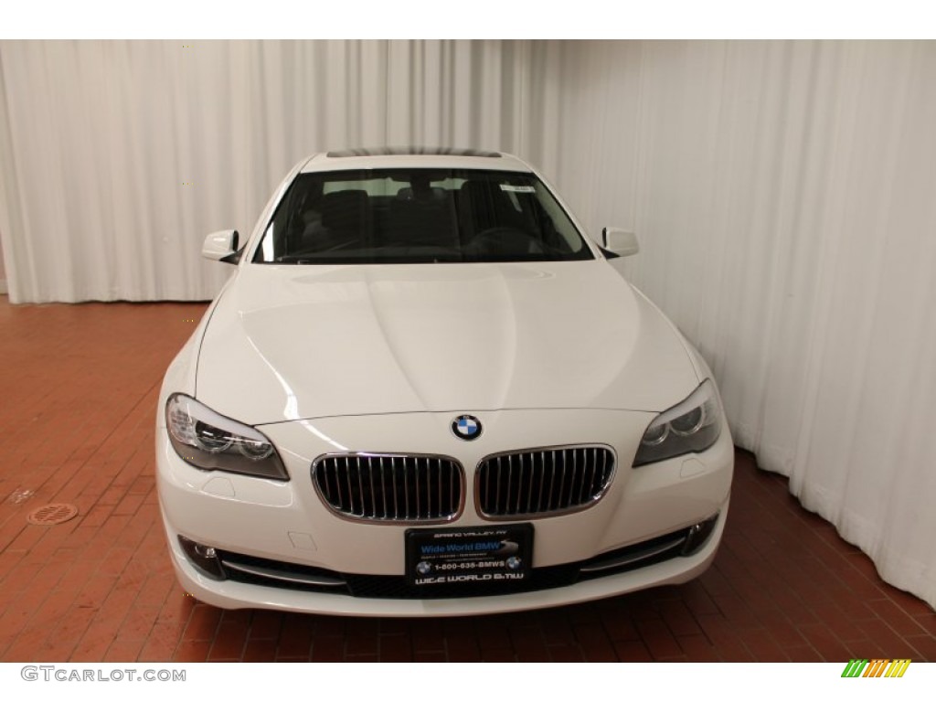 2013 5 Series 528i xDrive Sedan - Alpine White / Black photo #2