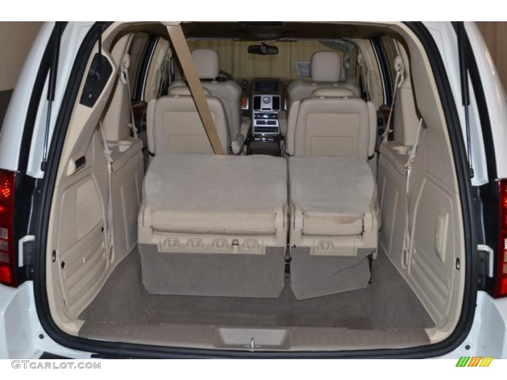 2008 Chrysler Town & Country Limited Trunk Photos