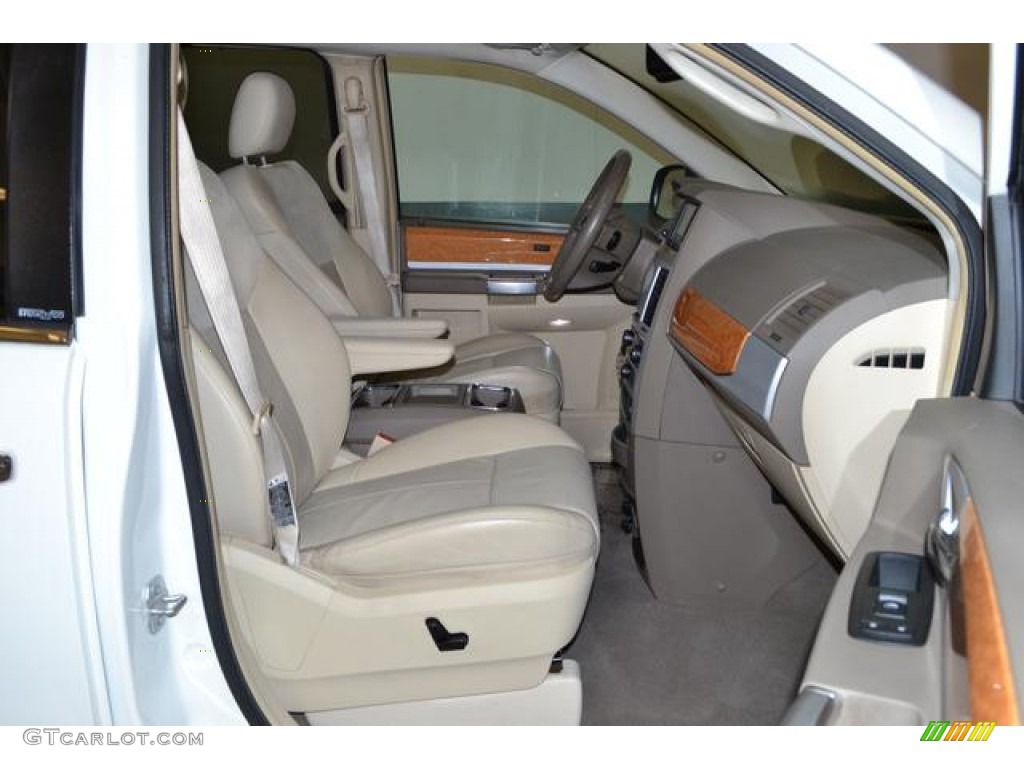 Medium Pebble Beige/Cream Interior 2008 Chrysler Town & Country Limited Photo #76915428