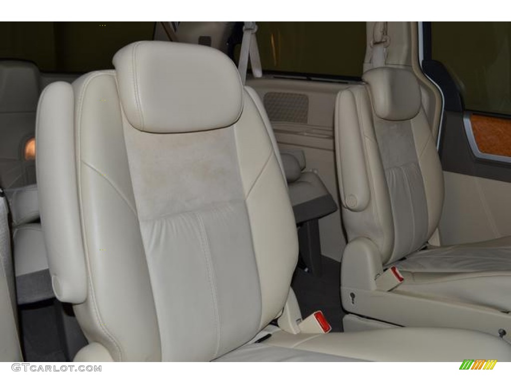 2008 Chrysler Town & Country Limited Rear Seat Photo #76915509