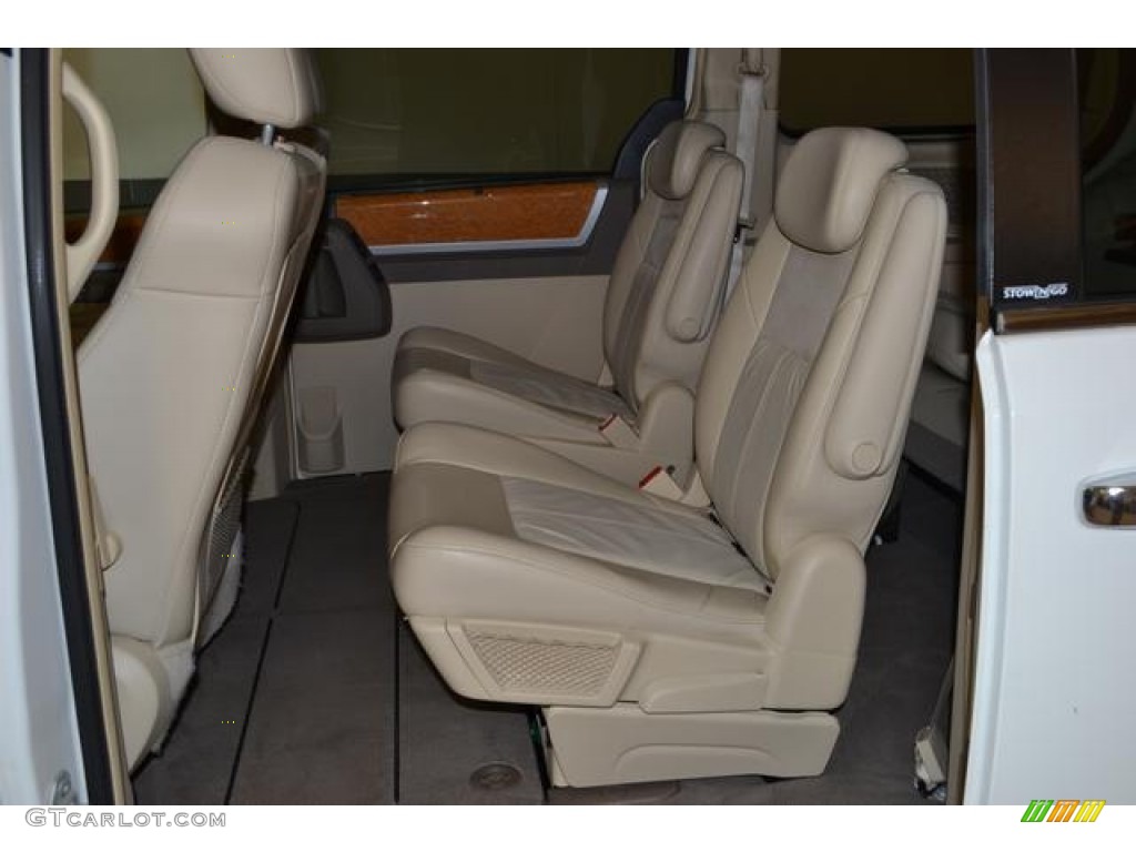 Medium Pebble Beige/Cream Interior 2008 Chrysler Town & Country Limited Photo #76915884
