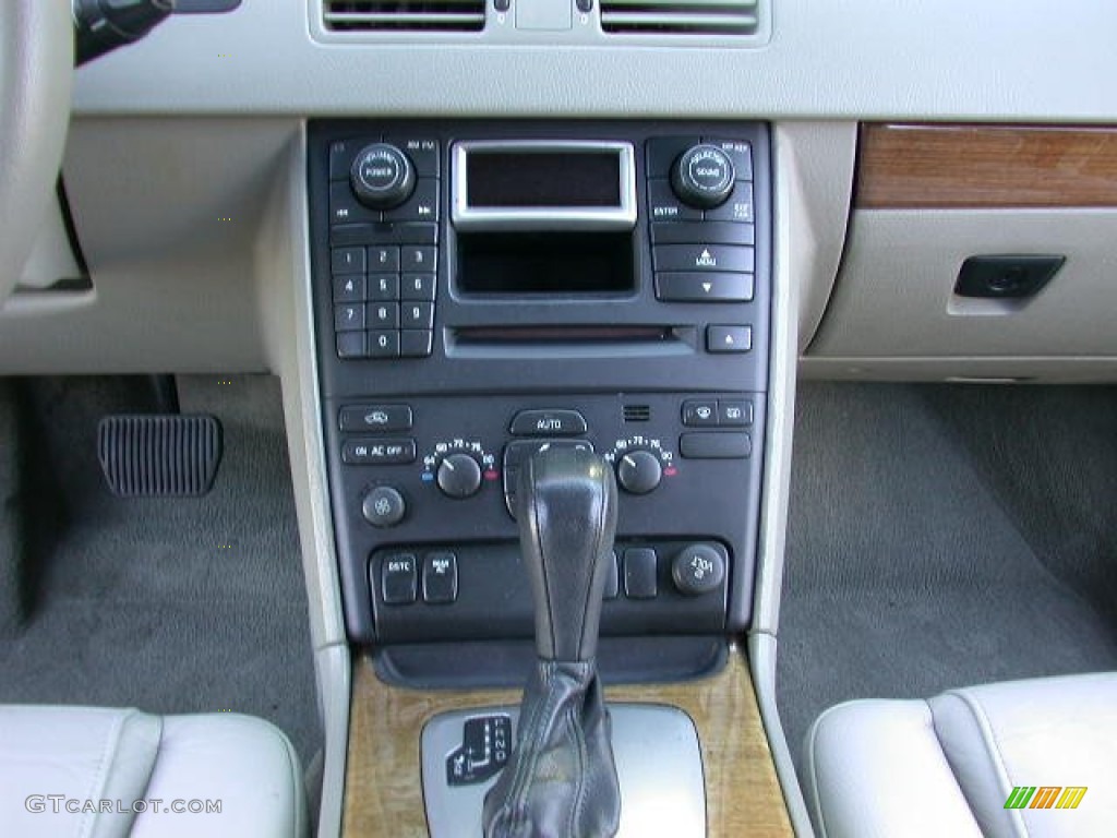 2006 Volvo XC90 2.5T Controls Photo #76918222