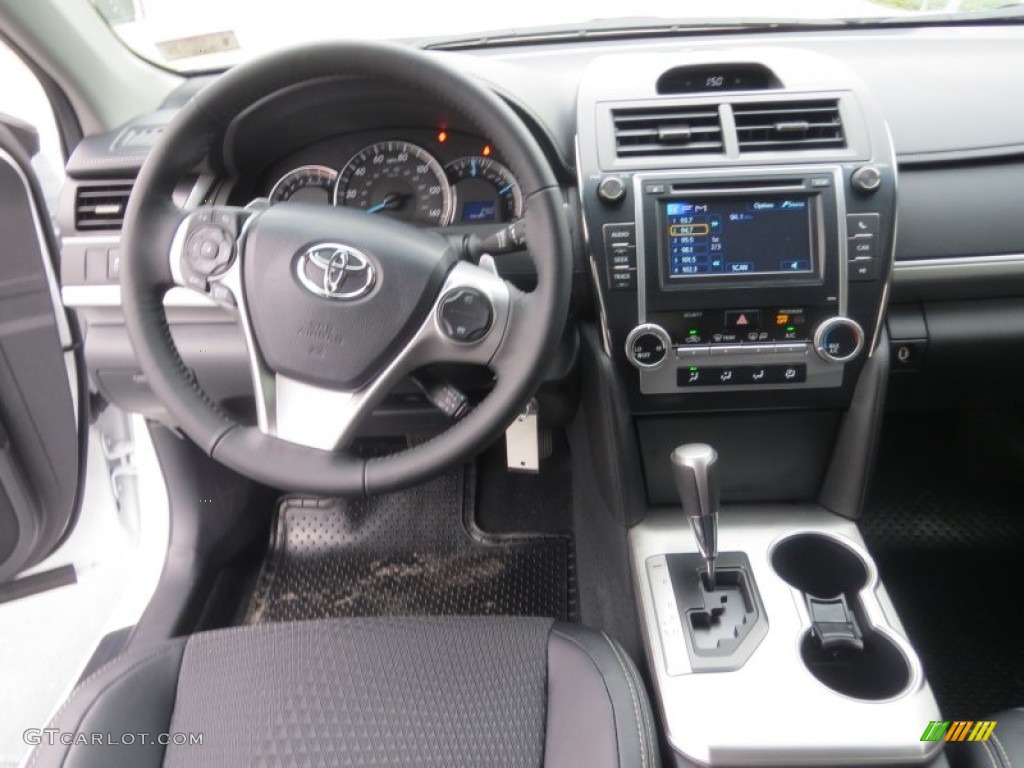 2013 Camry SE - Super White / Black photo #24