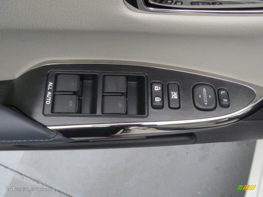 2013 Toyota Avalon Hybrid XLE Controls Photo #76936939