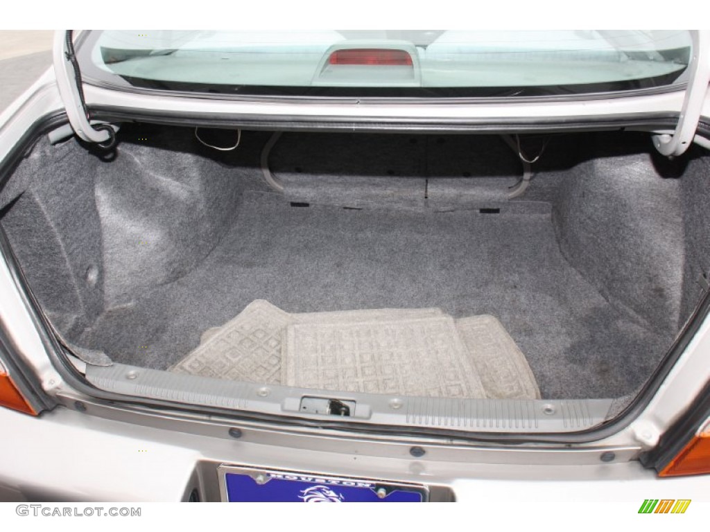 1999 Nissan Altima GXE Trunk Photos