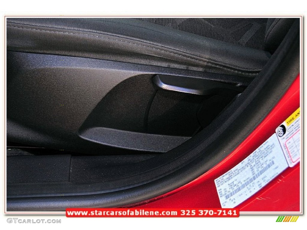 2011 Fiesta SE Sedan - Red Candy Metallic / Charcoal Black/Blue Cloth photo #14