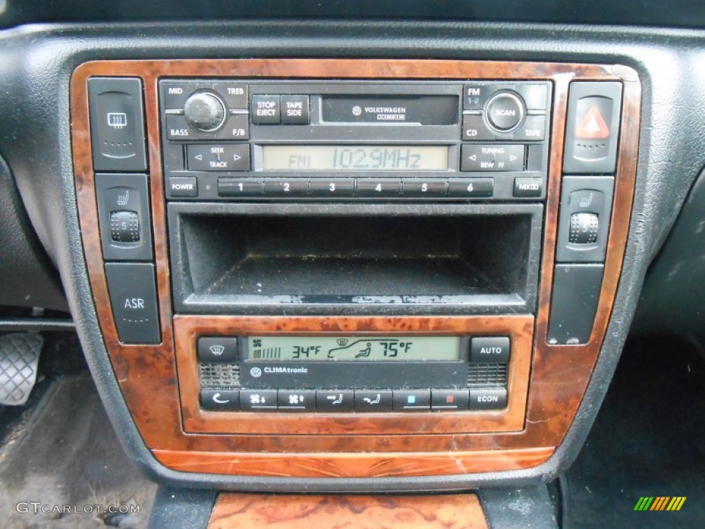 2001 Volkswagen Passat GLX Sedan Controls Photo #76948285