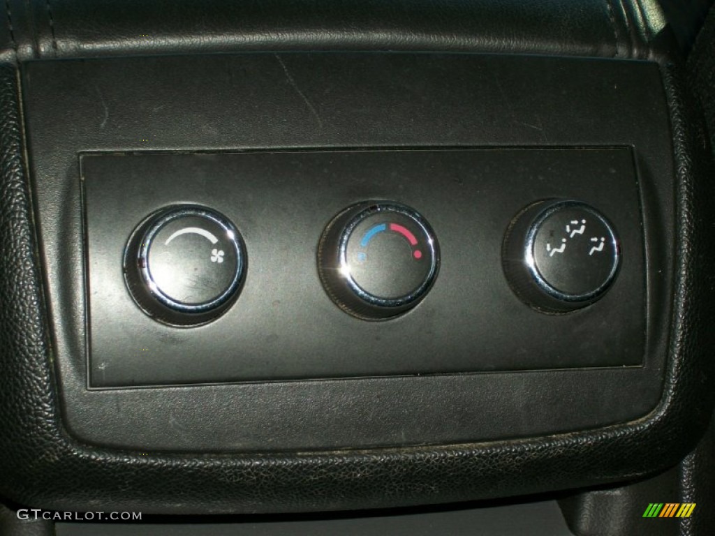 2008 GMC Acadia SLE AWD Controls Photo #76978454