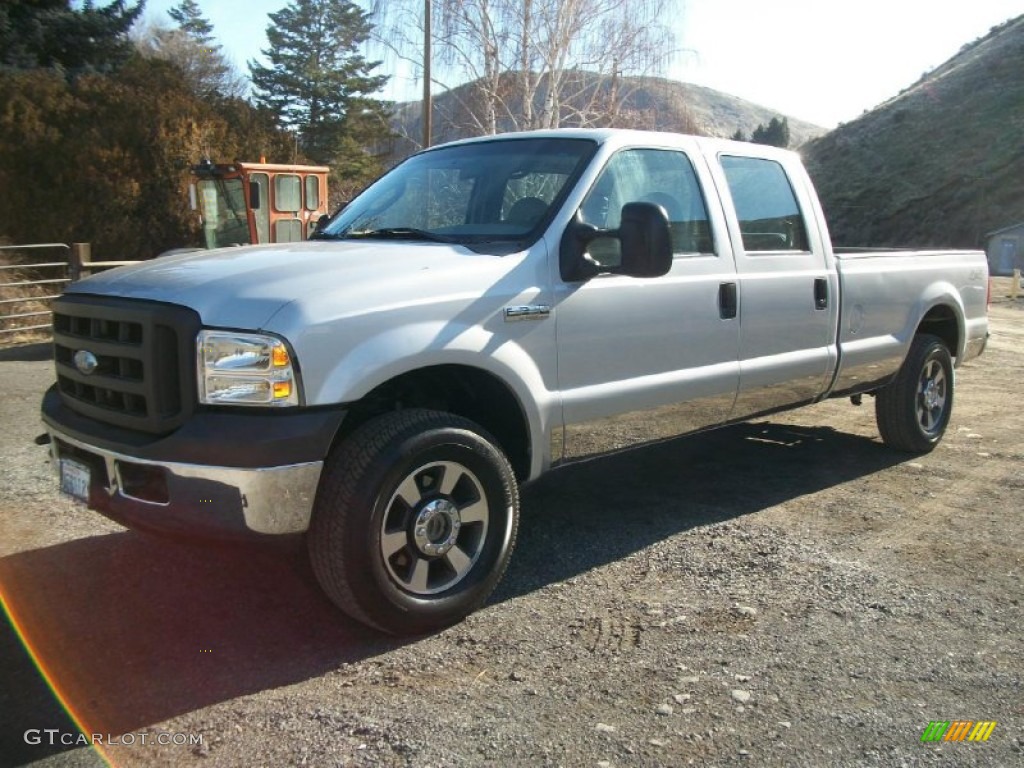 Silver Metallic 2005 Ford F250 Super Duty XL Crew Cab 4x4 Exterior Photo #76979107