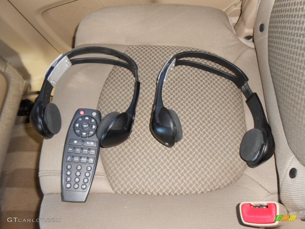 2008 Saturn Outlook XE Entertainment System Photo #76982275