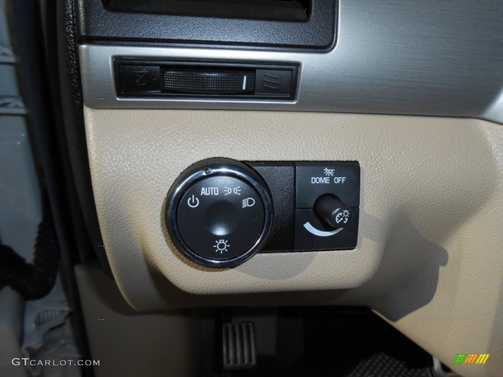 2008 Saturn Outlook XE Controls Photo #76982320