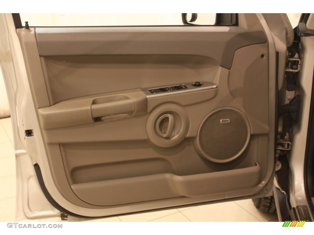 2007 Jeep Commander Sport 4x4 Khaki Door Panel Photo #76983980