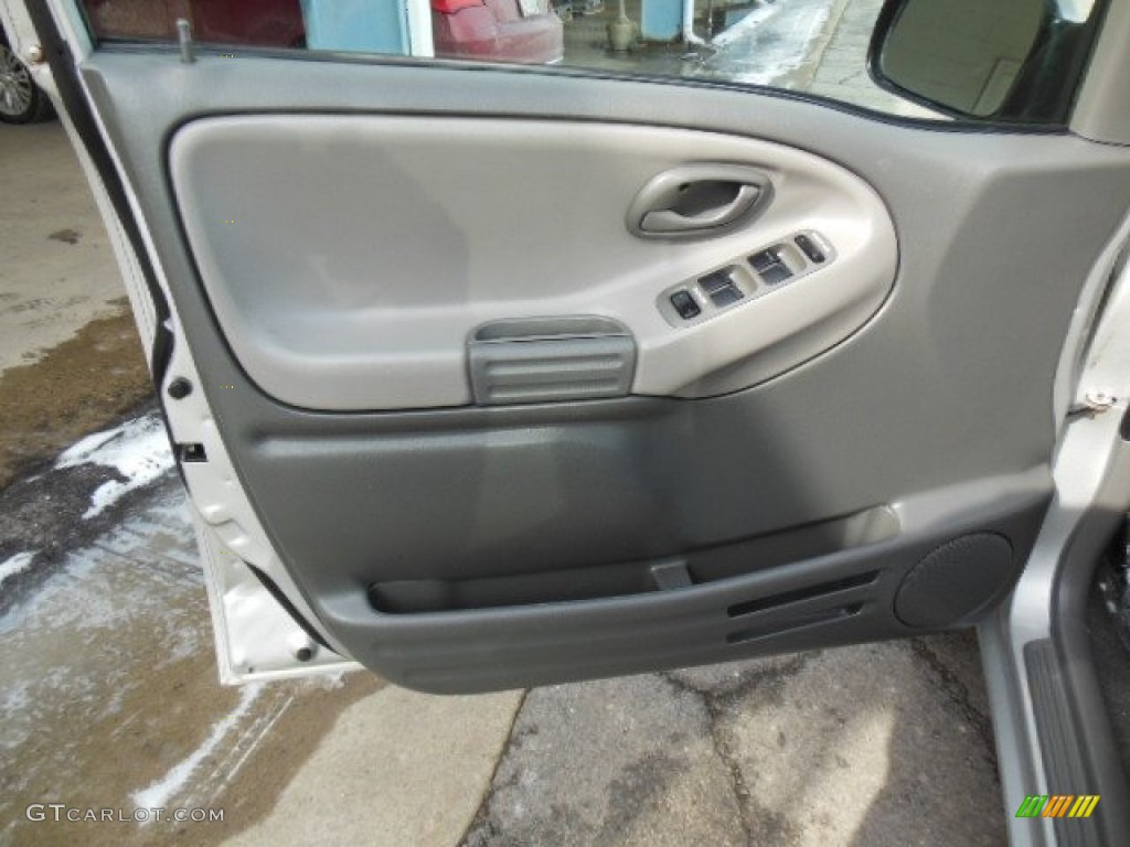 2004 Chevrolet Tracker LT 4WD Medium Gray Door Panel Photo #76985281