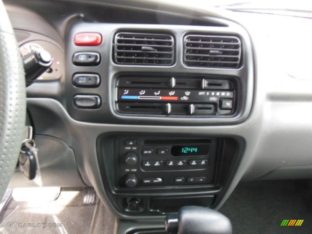 2004 Chevrolet Tracker LT 4WD Controls Photos