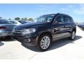 Front 3/4 View of 2013 Tiguan SE