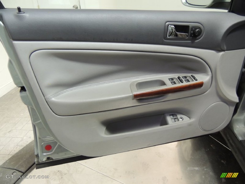 2004 Volkswagen Passat GLS Sedan Grey Door Panel Photo #77005627
