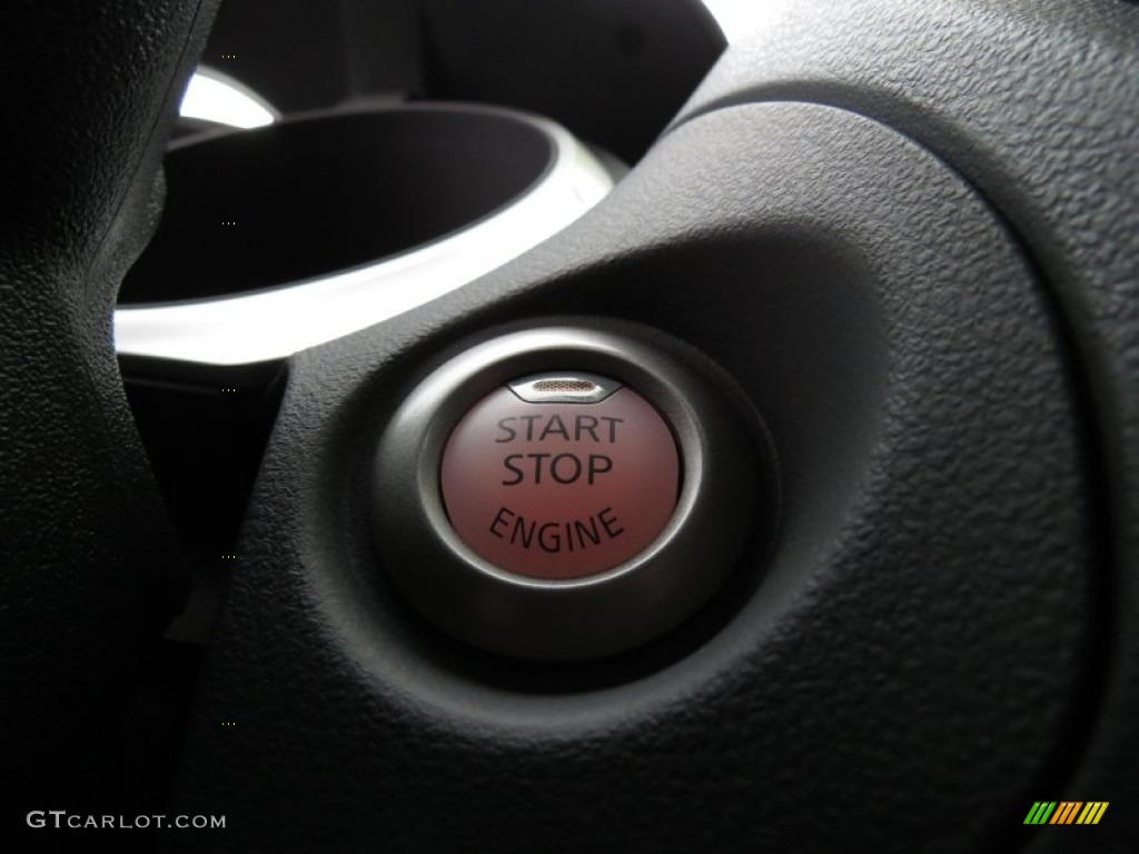 2013 Nissan Juke SV Controls Photos