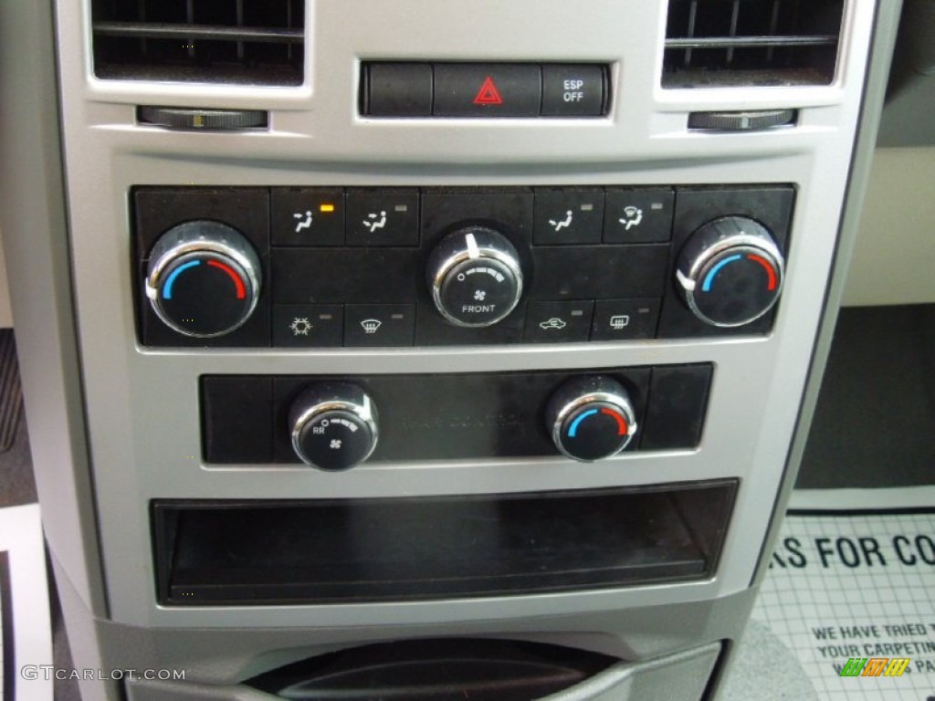 2009 Chrysler Town & Country LX Controls Photo #77026877