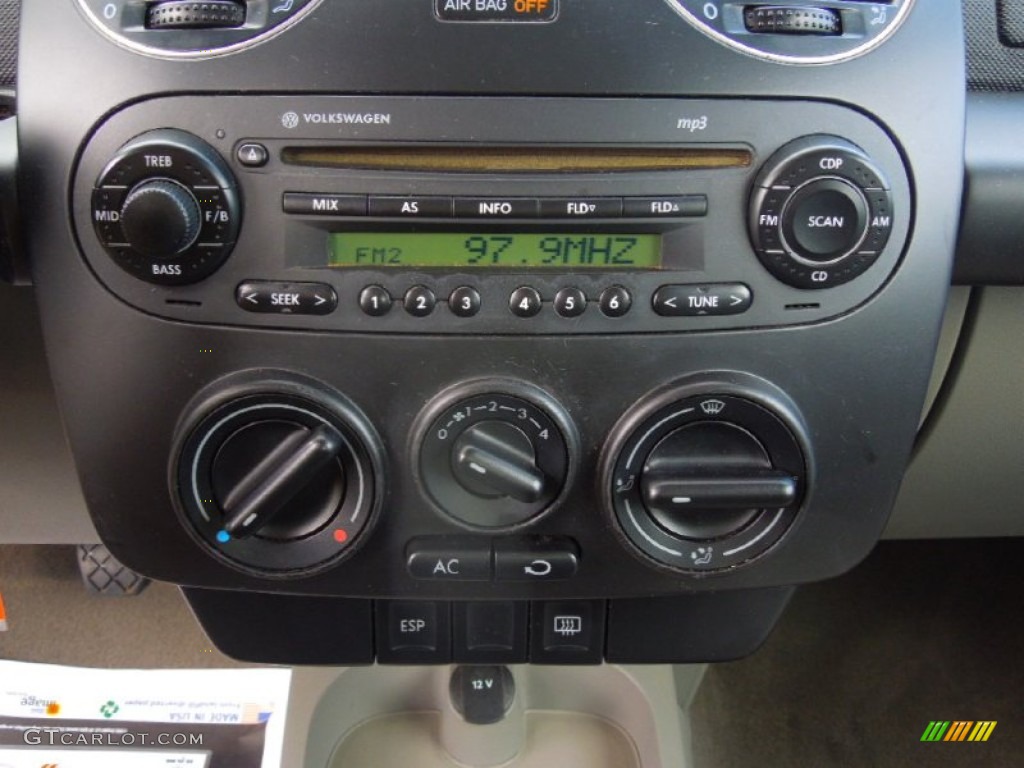 2007 Volkswagen New Beetle 2.5 Coupe Controls Photo #77027352