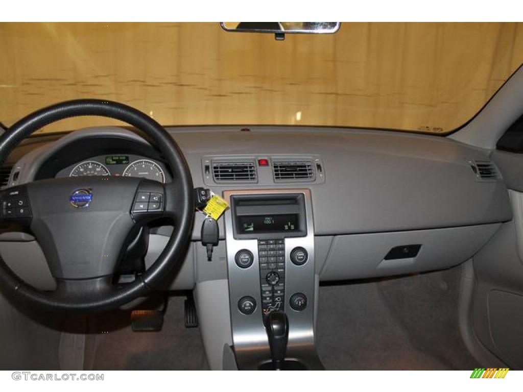 2005 V50 T5 AWD - Ice White / Off-Black photo #19