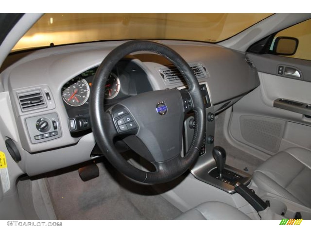 2005 V50 T5 AWD - Ice White / Off-Black photo #20