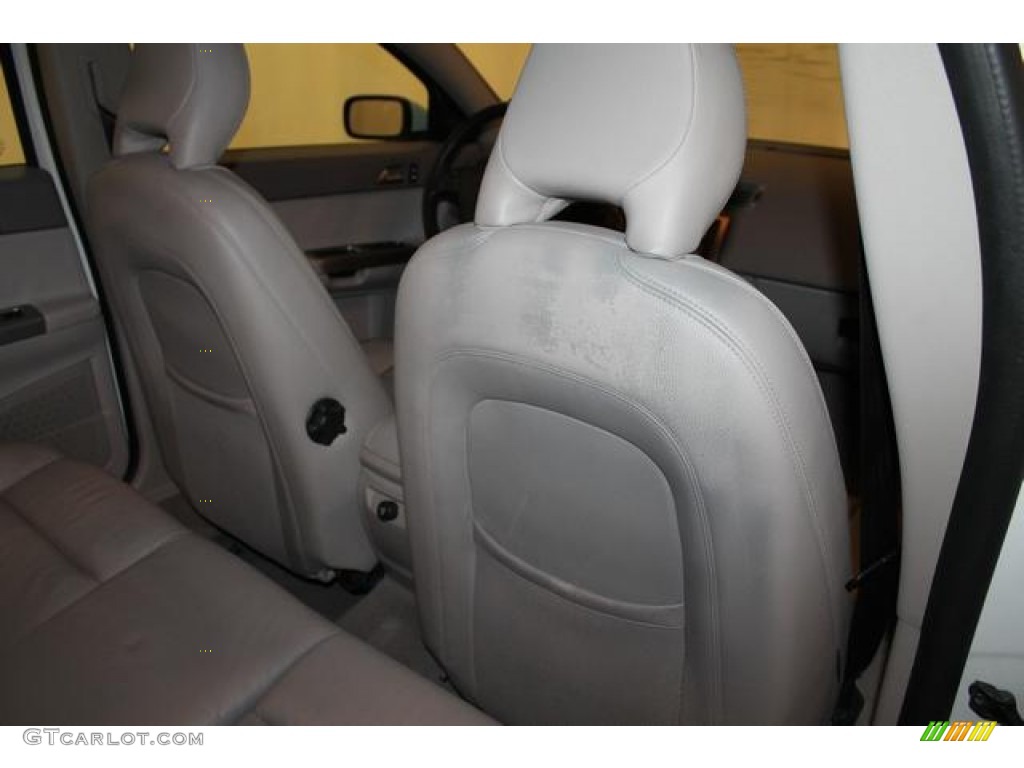 2005 V50 T5 AWD - Ice White / Off-Black photo #25
