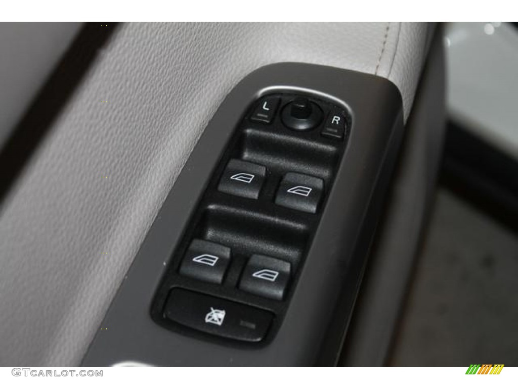 2005 V50 T5 AWD - Ice White / Off-Black photo #32