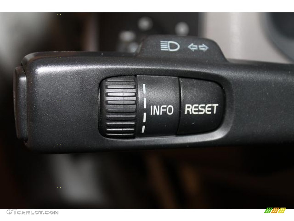2005 Volvo V50 T5 AWD Controls Photo #77029426