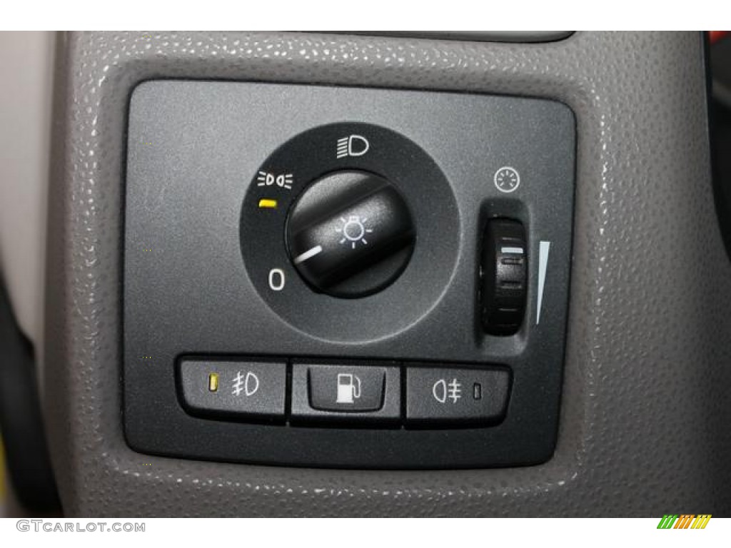 2005 Volvo V50 T5 AWD Controls Photo #77029446