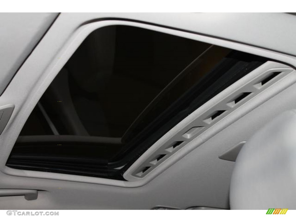 2005 V50 T5 AWD - Ice White / Off-Black photo #47