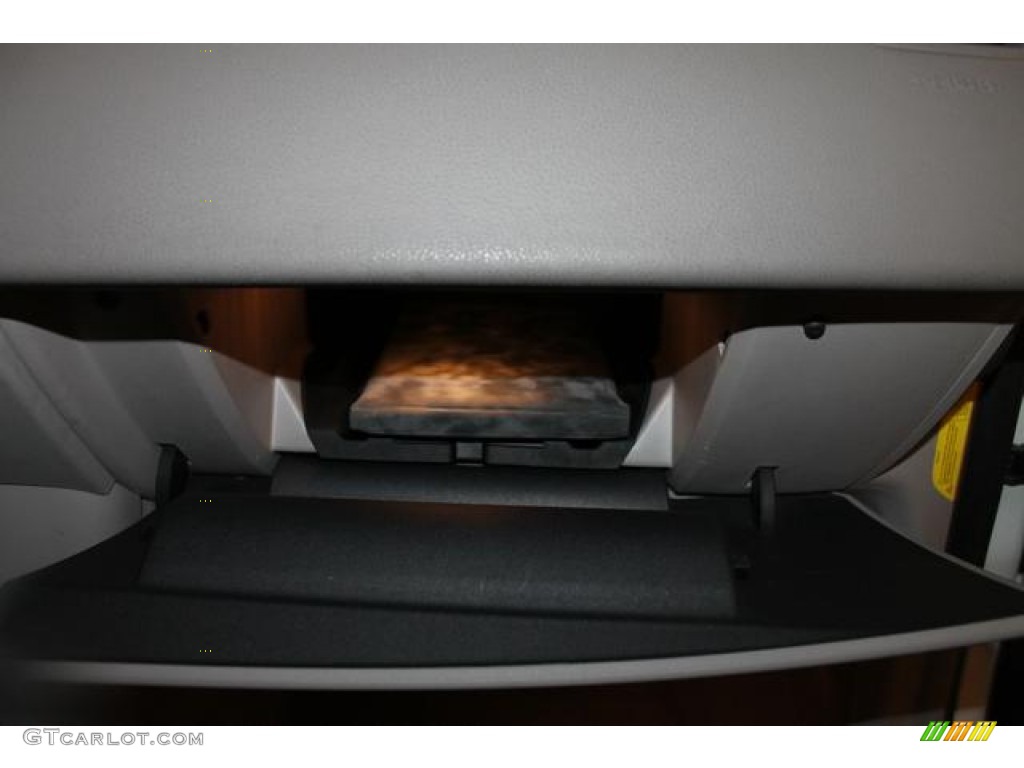 2005 V50 T5 AWD - Ice White / Off-Black photo #49