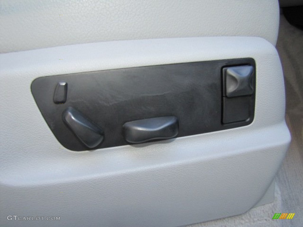 2006 Porsche Cayenne S Titanium Controls Photo #77036449
