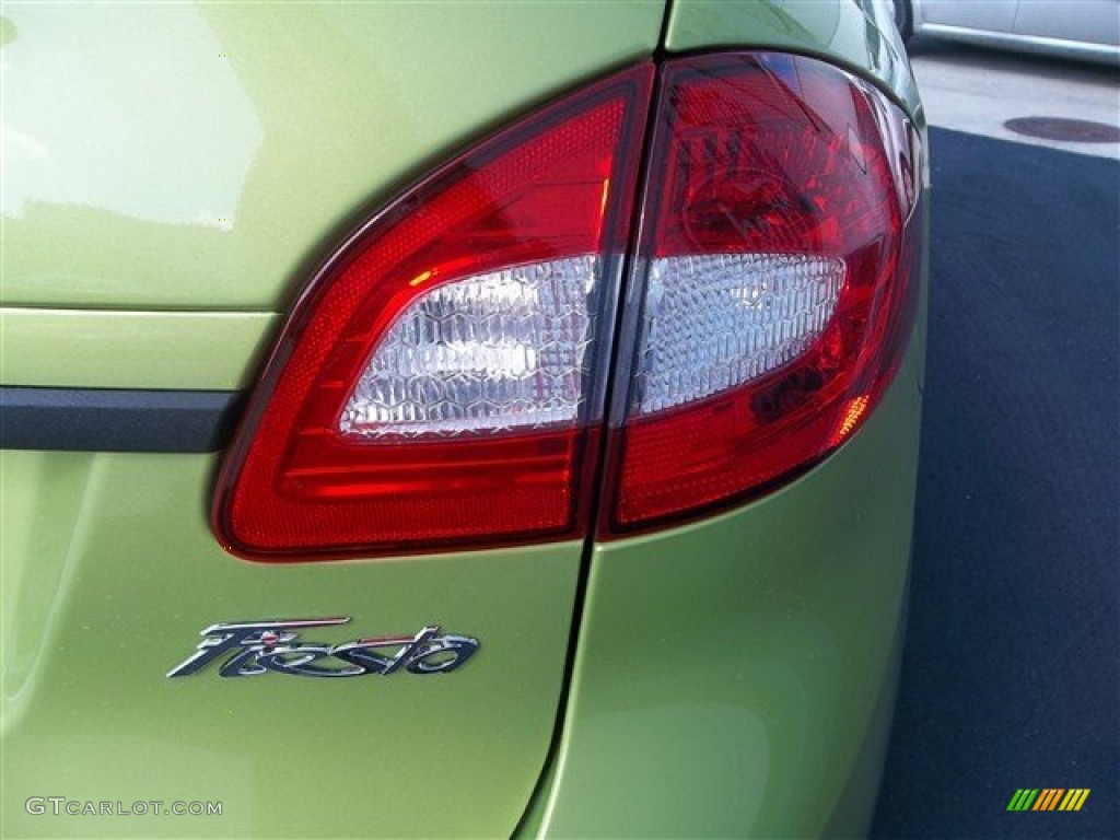2013 Fiesta SE Sedan - Lime Squeeze / Charcoal Black photo #6