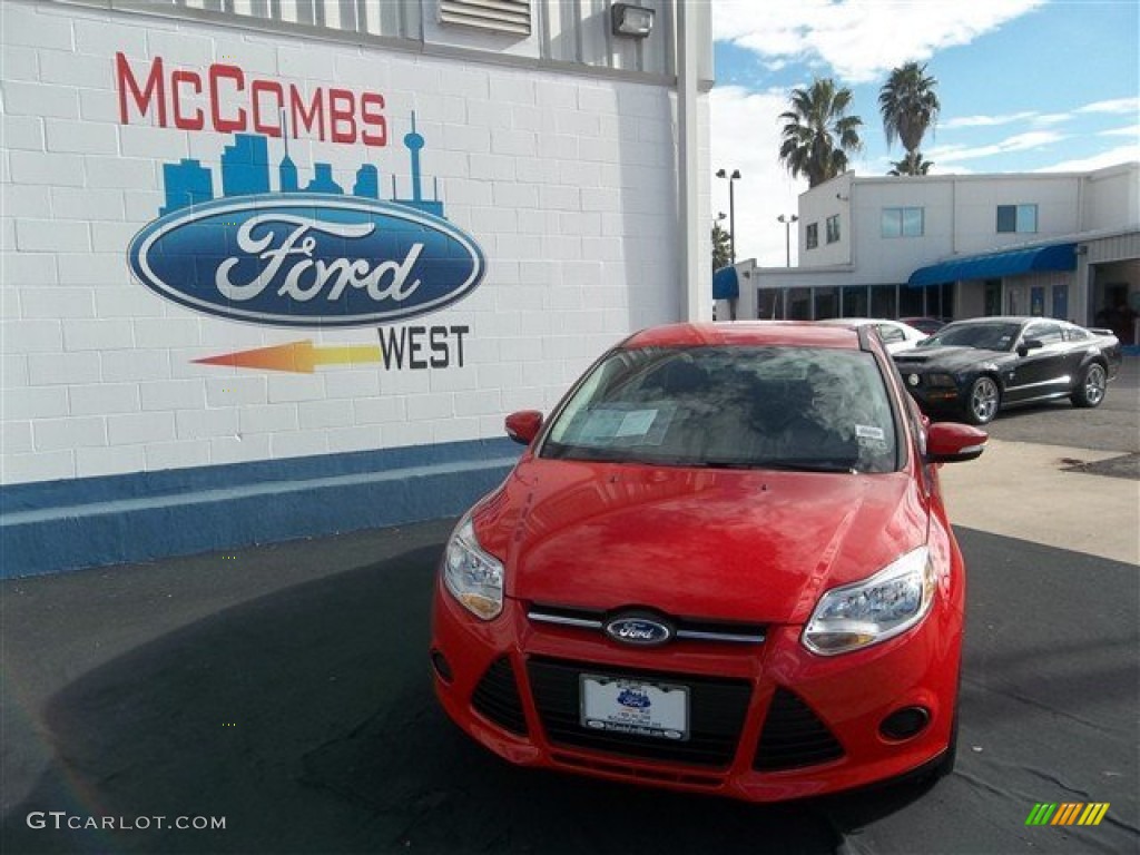 2013 Focus SE Sedan - Race Red / Medium Light Stone photo #1