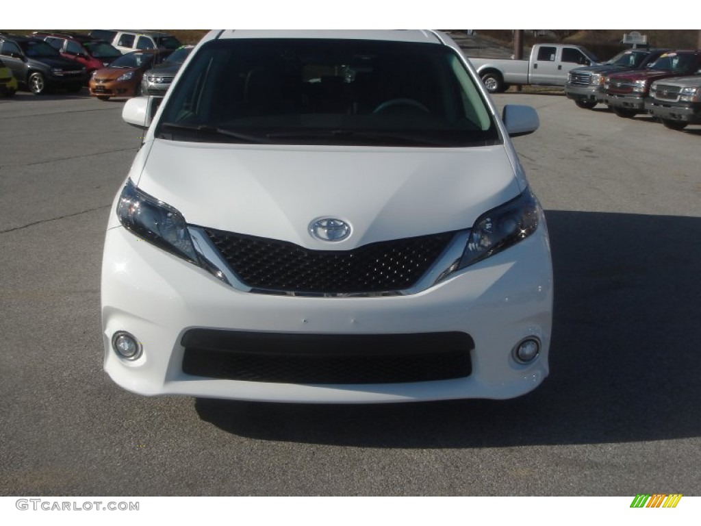 2011 Sienna SE - Super White / Dark Charcoal photo #16