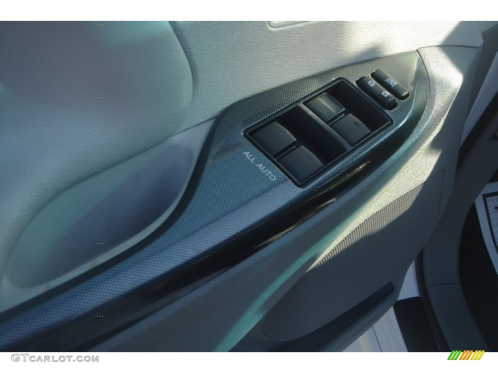 2011 Sienna SE - Super White / Dark Charcoal photo #18